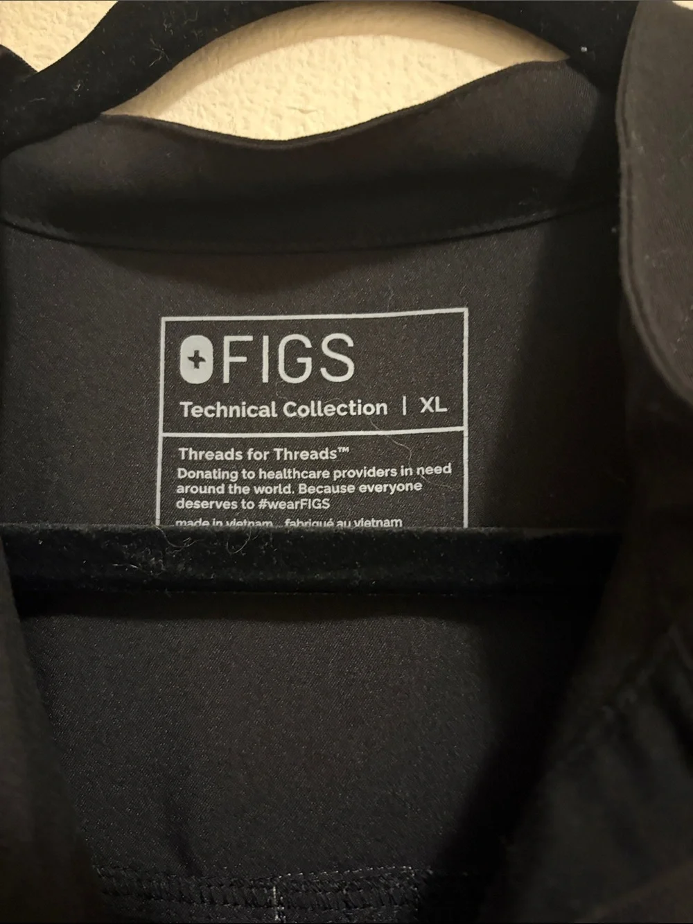 Figs Rafaela top in black in XL - Picture 2 of 3